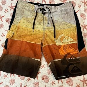 Board Shorts 🏝😎🐬🌊 4 Quicksilver & 1 pr Hinano